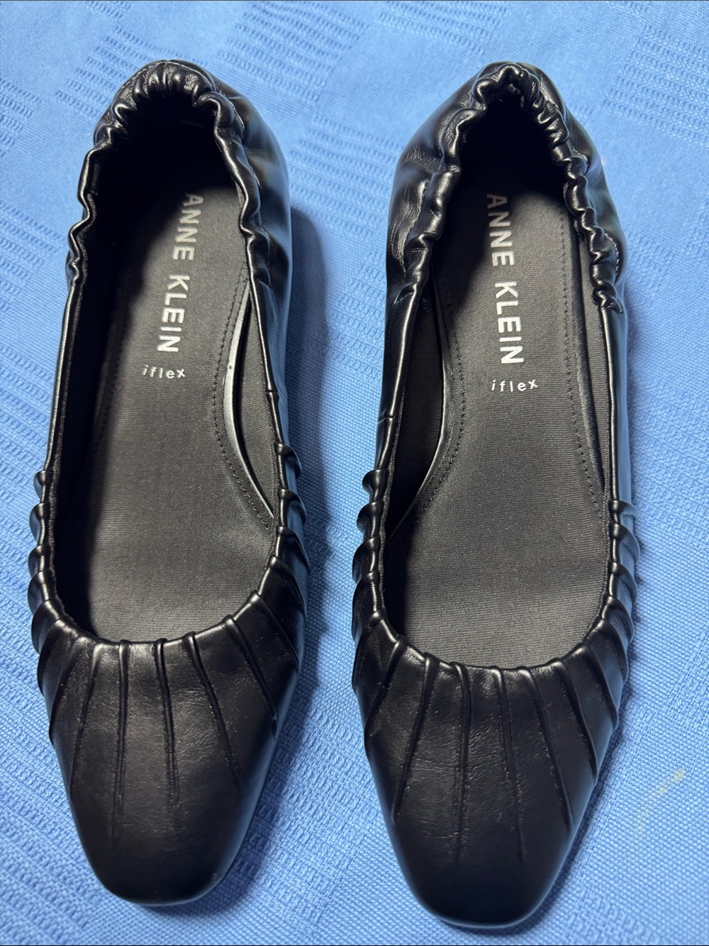 SZ 8.5 Anne Klein Iflex Black Pleated Ballet Flats